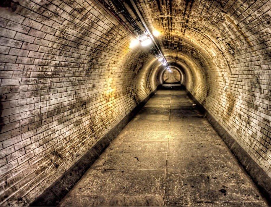 Carta da parati per tunnel di mattoni