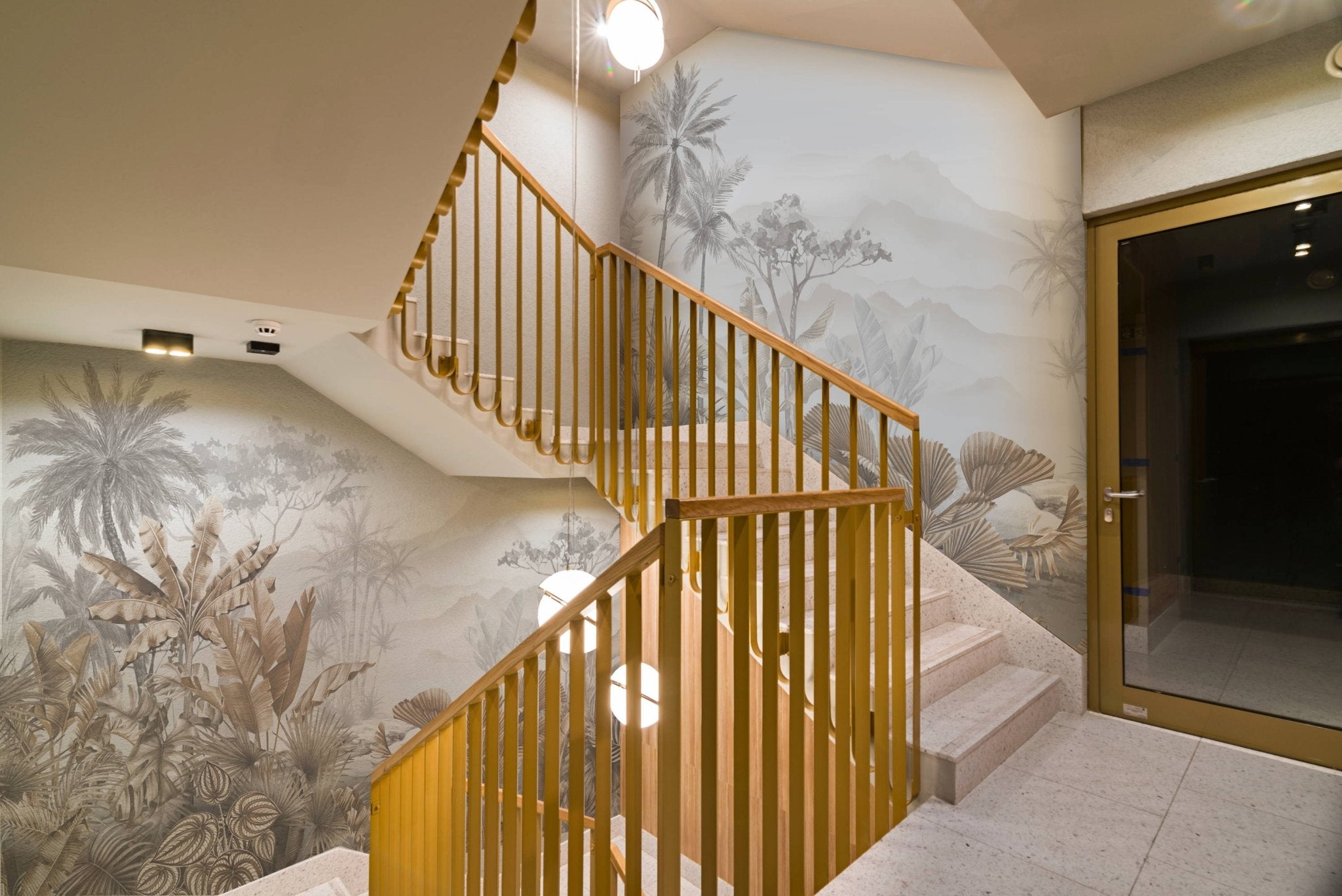 Comment habiller ma cage d'escalier avec un papier peint ?