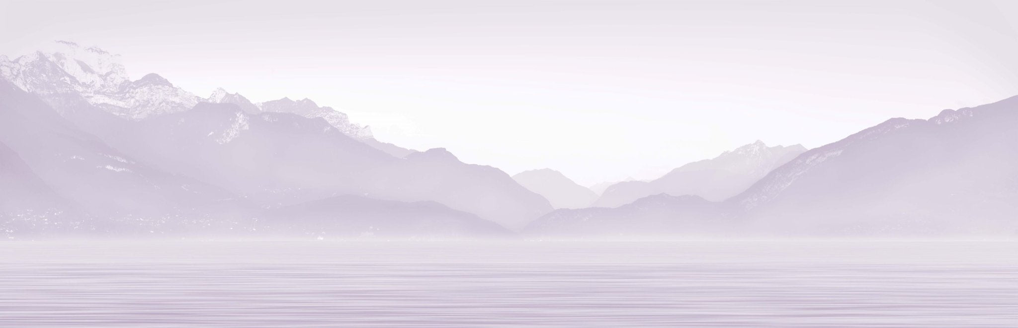 Papier peint Annecy et son lac paisible violet, mural concept, tendance