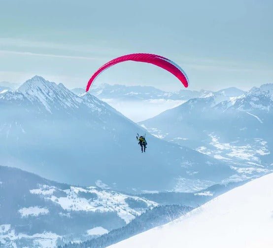 Vola nelle Alpi, sfondo blu della montagna