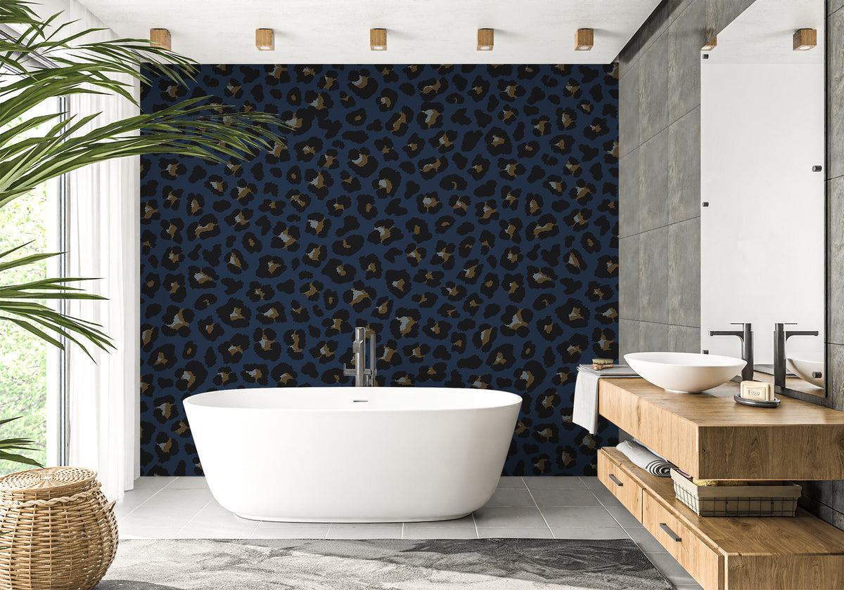 Carta da parati per bagno con design leopardato